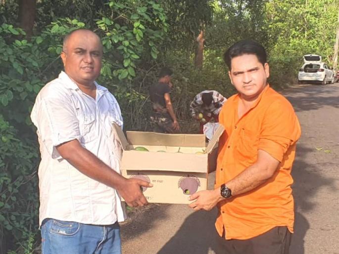 Donation of mangoes from Dawood's garden, distributed free of cost to the common people | दाऊदच्या बागेतील आंब्यांचे दान, सर्वसामान्यांना मोफत टाकले वाटून Donation of mangoes from Dawood's garden, distributed free of cost to the common people | दाऊदच्या बागेतील आंब्यांचे दान, सर्वसामान्यांना मोफत टाकले वाटून