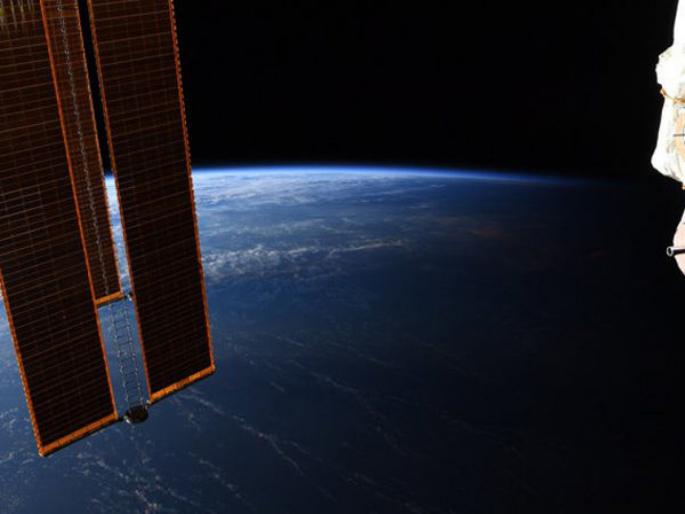 Night and day picture goes viral shared by astronaut Bob Behnken | अद्भूत! अंतराळवीराने शेअर केलेला फोटो झाला व्हायरल, पहिल्यांदाच दिवस अन् रात्र एकाच फ्रेममध्ये बघा... Night and day picture goes viral shared by astronaut Bob Behnken | अद्भूत! अंतराळवीराने शेअर केलेला फोटो झाला व्हायरल, पहिल्यांदाच दिवस अन् रात्र एकाच फ्रेममध्ये बघा...