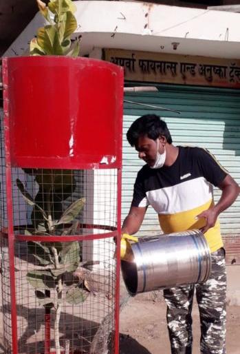 In Nagpur, 'Dayasagar' did tree conservation in summer | नागपुरात ‘दयासागर’ ने केले उन्हाळ्यात वृक्षांचे संवर्धन In Nagpur, 'Dayasagar' did tree conservation in summer | नागपुरात ‘दयासागर’ ने केले उन्हाळ्यात वृक्षांचे संवर्धन