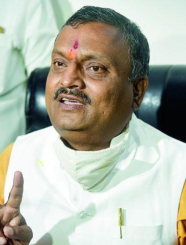 Submit auto stand proposal within a month: Mayor's instructions | महिनाभरात ऑटो स्टॅण्डचे प्रस्ताव सादर करा : महापौरांचे निर्देश 