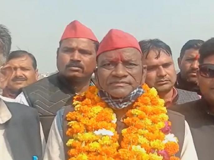 samajwadi party candidate dayashankar verma wept bitterly when got ticket watch viral video | तिकीट मिळताच उमेदवाराचे आनंदाश्रू अनावर; म्हणाला, 'विकासाच्या मुद्द्यावर मतं मागणार' samajwadi party candidate dayashankar verma wept bitterly when got ticket watch viral video | तिकीट मिळताच उमेदवाराचे आनंदाश्रू अनावर; म्हणाला, 'विकासाच्या मुद्द्यावर मतं मागणार'