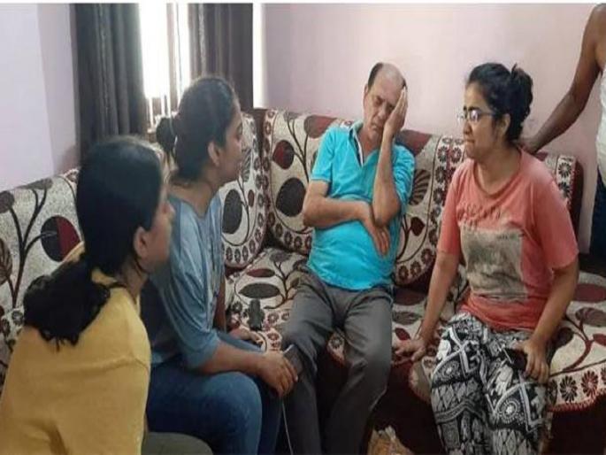 sushant singh rajput commits suicide father and family in shock mourns death | जेवणाच्या ताटावर सुशांतच्या वडिलांना मिळाली मुलाच्या मृत्यूची बातमी, रडून रडून झाली अशी अवस्था sushant singh rajput commits suicide father and family in shock mourns death | जेवणाच्या ताटावर सुशांतच्या वडिलांना मिळाली मुलाच्या मृत्यूची बातमी, रडून रडून झाली अशी अवस्था