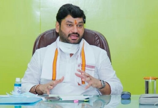 There was a thorn in the flesh ... Dhanubhau noticed the letter read in front of Pankaja Mundes | अंगावर काटा आला... पंकजांसमोर वाचलेल्या पत्राची धनंजय मुंडेंनी घेतली दखल There was a thorn in the flesh ... Dhanubhau noticed the letter read in front of Pankaja Mundes | अंगावर काटा आला... पंकजांसमोर वाचलेल्या पत्राची धनंजय मुंडेंनी घेतली दखल