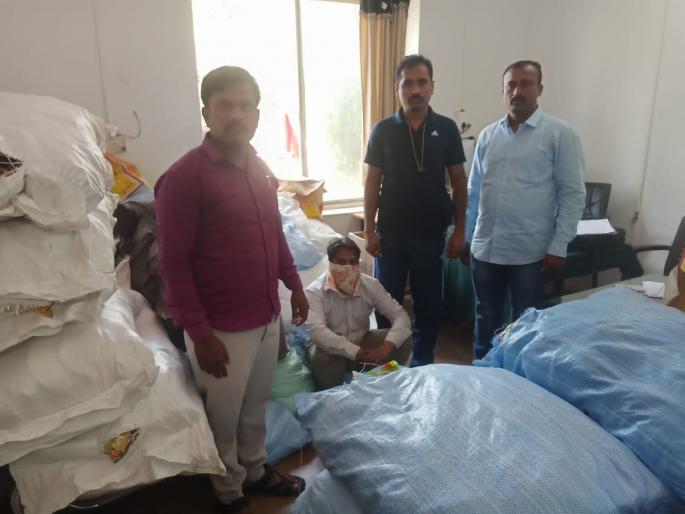 Gutkha and pan masala in biscuit shops; Assets worth one and a half lakhs seized in Gevrai | गोळ्या, बिस्कीटाच्या दुकानात गुटखा अन् पान मसाला; गेवराईत साडे दहा लाखांचा मुद्देमाल जप्त Gutkha and pan masala in biscuit shops; Assets worth one and a half lakhs seized in Gevrai | गोळ्या, बिस्कीटाच्या दुकानात गुटखा अन् पान मसाला; गेवराईत साडे दहा लाखांचा मुद्देमाल जप्त