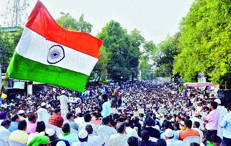 protests marched the next day against CAA in Maharashtra | महाराष्ट्र दुसऱ्या दिवशीही निषेध मोर्चांनी दणाणला protests marched the next day against CAA in Maharashtra | महाराष्ट्र दुसऱ्या दिवशीही निषेध मोर्चांनी दणाणला