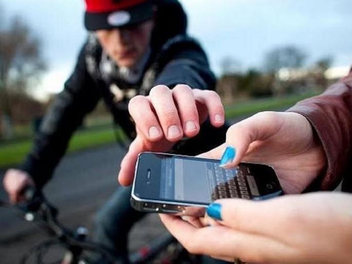 Theft of mobile phones for fun | छानछौकीसाठी मोबाइलची चोरी Theft of mobile phones for fun | छानछौकीसाठी मोबाइलची चोरी