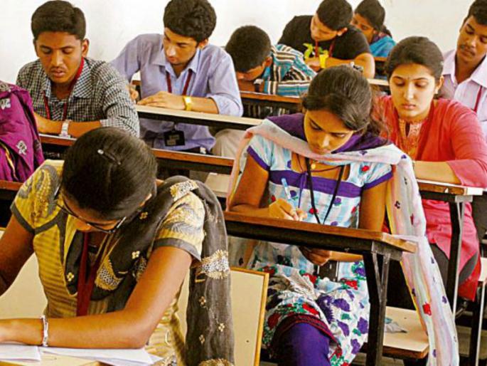 The students took the supervisor as a result of the coffee in the exam, the incident in Sangola | परीक्षेत कॉफी करताना पकडलं म्हणून विद्यार्थ्यांनी सुपरवायझरला केली मारहाण, सांगोला येथील घटना The students took the supervisor as a result of the coffee in the exam, the incident in Sangola | परीक्षेत कॉफी करताना पकडलं म्हणून विद्यार्थ्यांनी सुपरवायझरला केली मारहाण, सांगोला येथील घटना