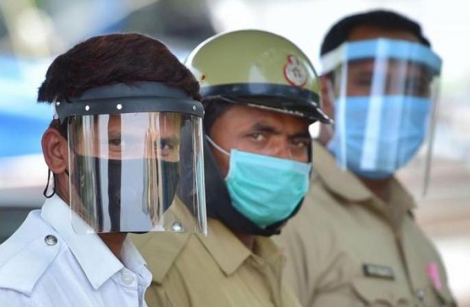 Corona to 10 policemen in a single day | एकाच दिवसात १० पोलिसांना कोरोना