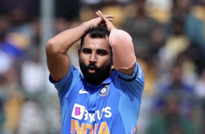 Three suicidal thoughts came to mind, fast bowler Shami confessed | मनात तीनदा आत्महत्येचे विचार आले होते, वेगवान गोलंदाज शमीची कबुली