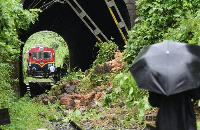 In Kerala, 15 people were killed and 56 others were trapped under the rubble | केरळात दरड कोसळून १५ ठार, ५६ जण ढिगाऱ्याखाली अडकले In Kerala, 15 people were killed and 56 others were trapped under the rubble | केरळात दरड कोसळून १५ ठार, ५६ जण ढिगाऱ्याखाली अडकले