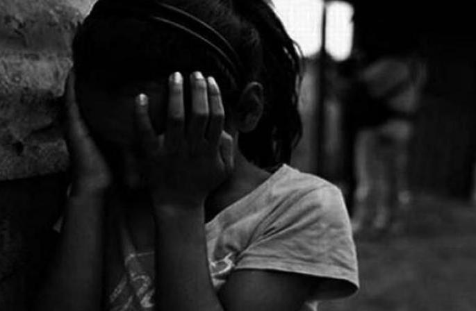 A minor girl was abducted and tortured in a field; One kept keeping | अल्पवयीन मुलीला फरफटत नेऊन शेतात केला अत्याचार; एकाने ठेवली पाळत A minor girl was abducted and tortured in a field; One kept keeping | अल्पवयीन मुलीला फरफटत नेऊन शेतात केला अत्याचार; एकाने ठेवली पाळत