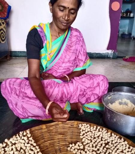 The pockets are empty and the hand does not work | पदरच्या गाठी रिकाम्या आणि हातालाही काम नाही; ग्रामीण अर्थव्यवस्था ठप्प The pockets are empty and the hand does not work | पदरच्या गाठी रिकाम्या आणि हातालाही काम नाही; ग्रामीण अर्थव्यवस्था ठप्प