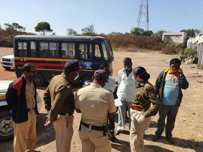 Shocking! Young man brutally stoned to death, then his lower body burned | धक्कादायक ! तरुणाची दगडाने ठेचून निर्घृण हत्या, नंतर मृतदेहाचा कंबरेच्या खालील भाग जाळला Shocking! Young man brutally stoned to death, then his lower body burned | धक्कादायक ! तरुणाची दगडाने ठेचून निर्घृण हत्या, नंतर मृतदेहाचा कंबरेच्या खालील भाग जाळला