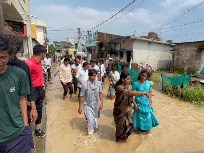 Z.P. President and Vice President inspected the villages affected by heavy rains | जि.प. अध्यक्ष व उपाध्यक्षांनी केली अतिवृष्टीग्रस्त गावांची पाहणी Z.P. President and Vice President inspected the villages affected by heavy rains | जि.प. अध्यक्ष व उपाध्यक्षांनी केली अतिवृष्टीग्रस्त गावांची पाहणी