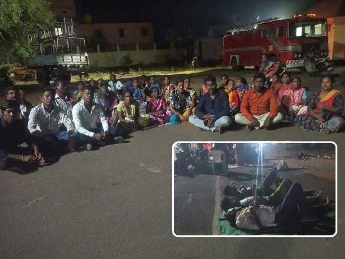 Inhuman beating by Gadchiroli police: Five people were admitted to the district hospital, the children of the encroachers stayed in the municipality | डोक्यावरचे छत गेले, संसारोपयोगी साहित्य नेले.. अतिक्रमणधारकांचा मुलाबाळांसह पालिकेत ठिय्या Inhuman beating by Gadchiroli police: Five people were admitted to the district hospital, the children of the encroachers stayed in the municipality | डोक्यावरचे छत गेले, संसारोपयोगी साहित्य नेले.. अतिक्रमणधारकांचा मुलाबाळांसह पालिकेत ठिय्या