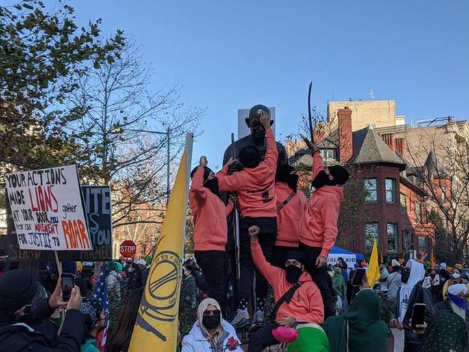 Washington dc farm bill protesters deface and vandalize mahatma gandhi statue | कृषी कायदे: अमेरिकेत आंदोलनावेळी महात्मा गांधींच्या पुतळ्याची विटंबना; खलिस्तानी झेंडे फडकले