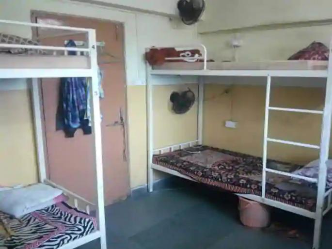 Residence of political activists, officials into student hostels | विद्यार्थ्यांच्या हॉस्टेलमध्ये घुसखोरी; राजकीय कायकर्ते, अधिकाऱ्यांचा निवास Residence of political activists, officials into student hostels | विद्यार्थ्यांच्या हॉस्टेलमध्ये घुसखोरी; राजकीय कायकर्ते, अधिकाऱ्यांचा निवास