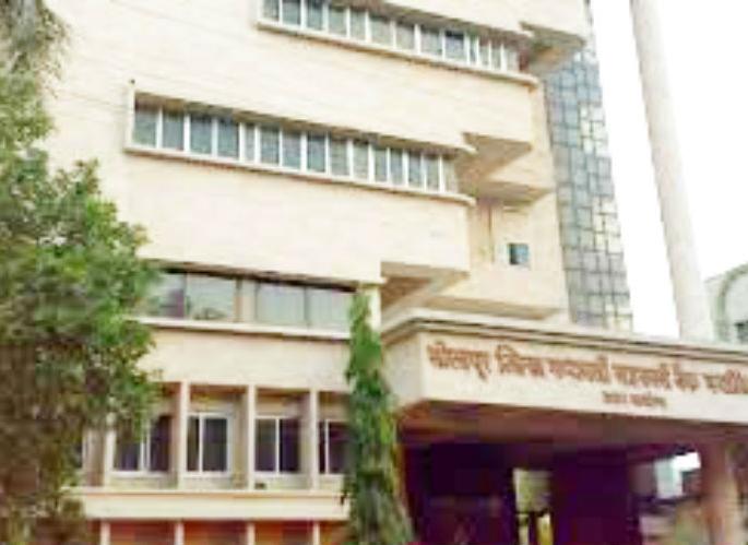 Solapur District Bank has left 15 lakh NABARD water | नाबार्डच्या १५ लाखांवर सोलापूर जिल्हा बँकेने सोडले पाणी