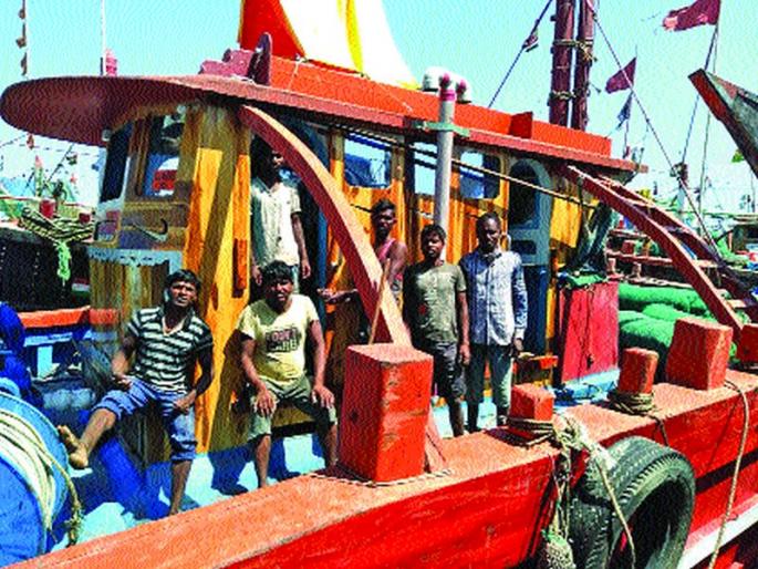 Thousands of Palghar sailors stranded in Gujarat port; Distressed from family | पालघरचे हजारो खलाशी गुजरात बंदरात अडकले; कुटुंबापासून दुरावल्याची खंत Thousands of Palghar sailors stranded in Gujarat port; Distressed from family | पालघरचे हजारो खलाशी गुजरात बंदरात अडकले; कुटुंबापासून दुरावल्याची खंत