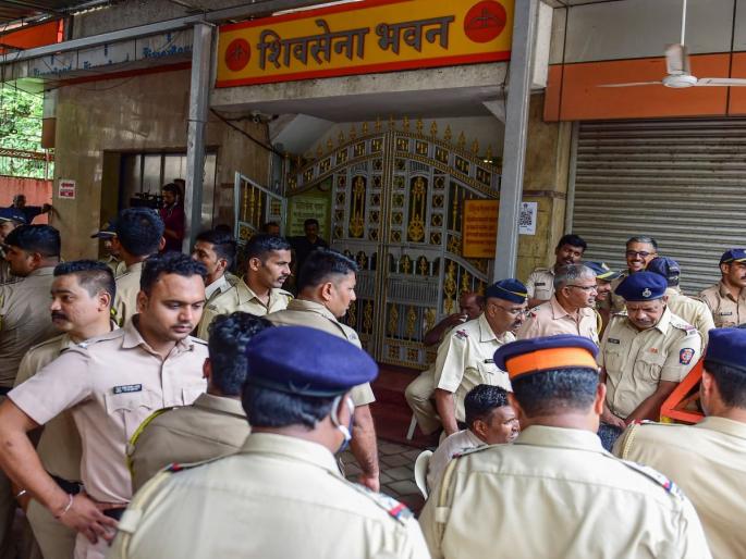 Police notices in Mumbai! Will the Shivsena Uddhav Thackeray branch chief, former corporator who celebrate Gaddar Day | मुंबईत पोलिसांच्या नोटीस धडकल्या! शाखाप्रमुख, माजी नगरसेवक गद्दार दिन साजरा करणार का?  Police notices in Mumbai! Will the Shivsena Uddhav Thackeray branch chief, former corporator who celebrate Gaddar Day | मुंबईत पोलिसांच्या नोटीस धडकल्या! शाखाप्रमुख, माजी नगरसेवक गद्दार दिन साजरा करणार का?