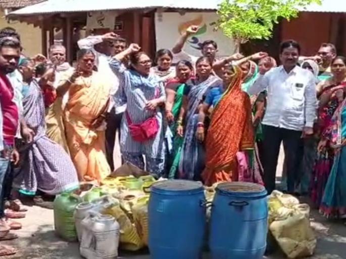 Women reached the police station saying that alcohol should be banned | दारूबंदी झालीच पाहिजे म्हणत महिलांनी गाठले पोलिस ठाणे Women reached the police station saying that alcohol should be banned | दारूबंदी झालीच पाहिजे म्हणत महिलांनी गाठले पोलिस ठाणे