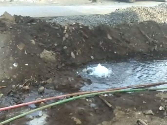 There is already a water shortage, and the season of bursting of waterways continues | आधीच पाणी टंचाई, त्यात जलवाहनी फुटण्याचे सत्र सुरूच There is already a water shortage, and the season of bursting of waterways continues | आधीच पाणी टंचाई, त्यात जलवाहनी फुटण्याचे सत्र सुरूच