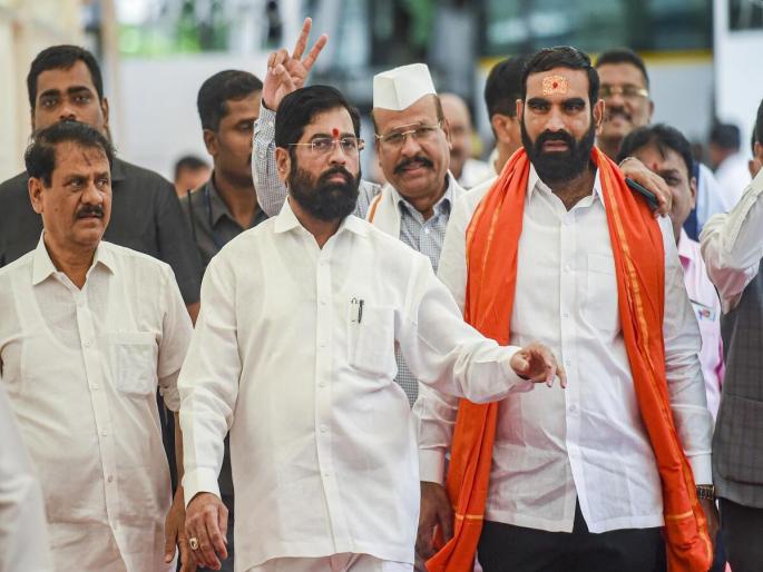 Shiv Sena whips 55 MLAs; Order applicable to Thackeray group MLAs too? | शिवसेनेने बजावला ५५ आमदारांना व्हिप; ठाकरे गटाच्या आमदारांनाही आदेश लागू? Shiv Sena whips 55 MLAs; Order applicable to Thackeray group MLAs too? | शिवसेनेने बजावला ५५ आमदारांना व्हिप; ठाकरे गटाच्या आमदारांनाही आदेश लागू?