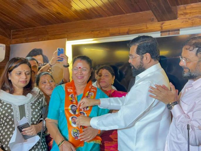 Sanjay Raut's MLA brother Sunil Raut gave trouble! suvarna karanje left Thackeray group in Mumbai, joins Eknath Shinde's Shiv Sena | संजय राऊतांच्या आमदार भावाने त्रास दिला! मुंबईत ठाकरे गटाला खिंडार, माजी नगरसेविका शिंदेंच्या शिवसेनेत Sanjay Raut's MLA brother Sunil Raut gave trouble! suvarna karanje left Thackeray group in Mumbai, joins Eknath Shinde's Shiv Sena | संजय राऊतांच्या आमदार भावाने त्रास दिला! मुंबईत ठाकरे गटाला खिंडार, माजी नगरसेविका शिंदेंच्या शिवसेनेत