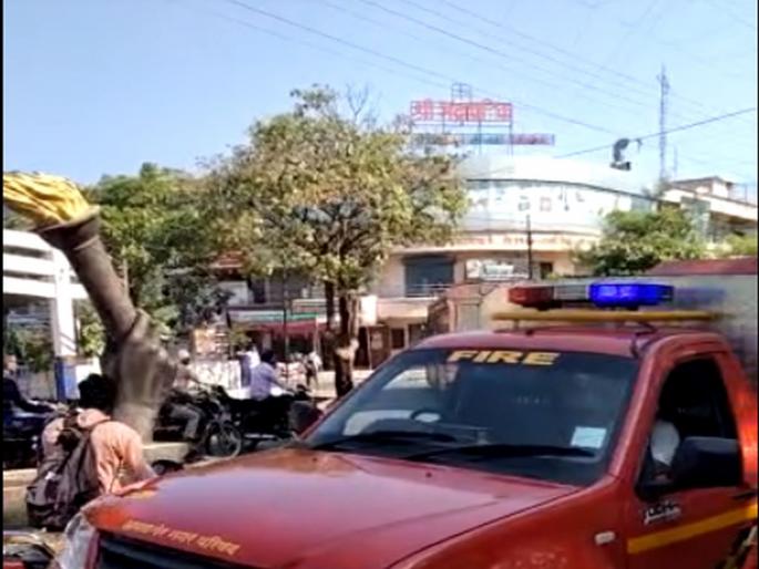 Amalner riots, sword attack on police officer; Crime against 61 people, 29 arrested | अमळनेरात दंगल, पोलीस अधिकाऱ्यावर तलवार हल्ला; ६१ जणांवर गुन्हा, २९ अटकेत Amalner riots, sword attack on police officer; Crime against 61 people, 29 arrested | अमळनेरात दंगल, पोलीस अधिकाऱ्यावर तलवार हल्ला; ६१ जणांवर गुन्हा, २९ अटकेत