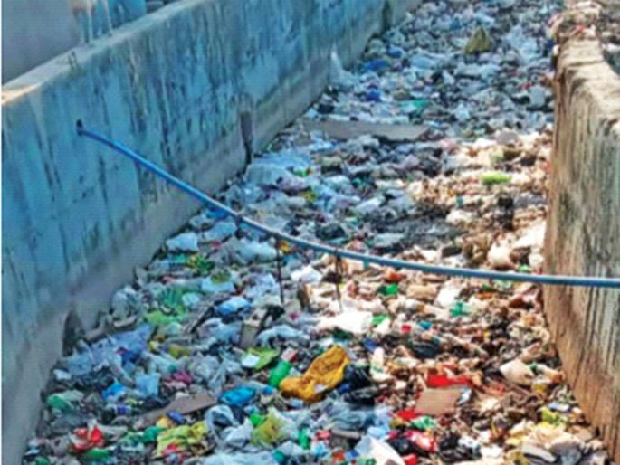 Clean every drain, no stone required; The orders of the Chief Minister, despite removing the sludge, the garbage is floating | खडक लागत नाही, तोवर प्रत्येक नाला साफ करा; मुख्यमंत्र्यांचे आदेश, गाळ काढूनही तरंगतोय कचरा Clean every drain, no stone required; The orders of the Chief Minister, despite removing the sludge, the garbage is floating | खडक लागत नाही, तोवर प्रत्येक नाला साफ करा; मुख्यमंत्र्यांचे आदेश, गाळ काढूनही तरंगतोय कचरा