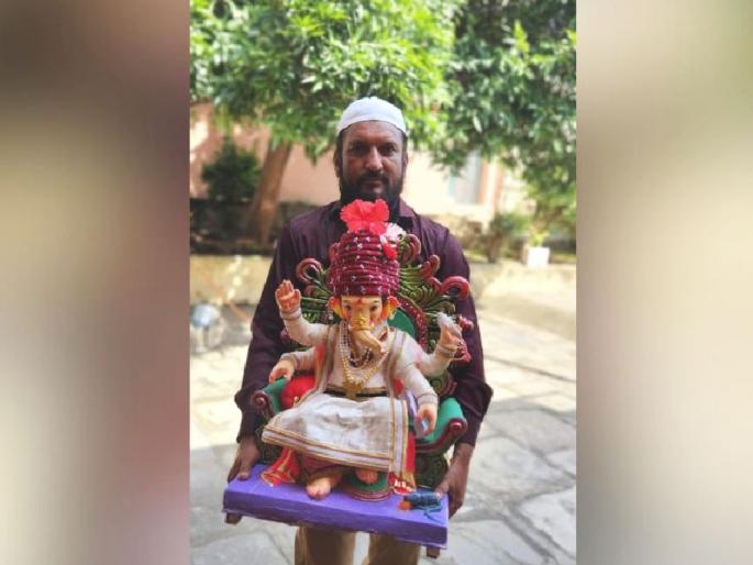 The installation of Ganpati bappa by Guddu Shaikh of Muslim community, Appreciation on social media | विसापुरात 'त्याच्या' सामाजिक बांधिलकीचे होत आहे कौतुक The installation of Ganpati bappa by Guddu Shaikh of Muslim community, Appreciation on social media | विसापुरात 'त्याच्या' सामाजिक बांधिलकीचे होत आहे कौतुक