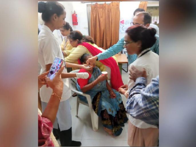 The officials took elephant disease pills themselves, removed the confusion in the minds of the citizens | अधिकाऱ्यांनी हत्तीरोगाच्या स्वत:च घेतल्या गोळ्या, नागरिकांच्या मनातील संभ्रम केला दूर The officials took elephant disease pills themselves, removed the confusion in the minds of the citizens | अधिकाऱ्यांनी हत्तीरोगाच्या स्वत:च घेतल्या गोळ्या, नागरिकांच्या मनातील संभ्रम केला दूर