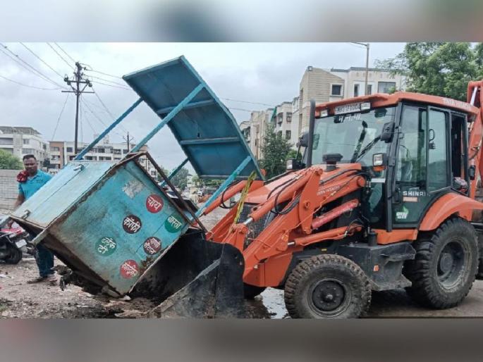 Encroachment action again on the footpath of Sitabardi, the enforcement department of Nagpur Municipal Corporation has launched a strike campaign | सीताबर्डीच्या फुटपाथवर पुन्हा अतिक्रमण कारवाई, महापालिकेच्या प्रवर्तन विभागाची धडक मोहीम Encroachment action again on the footpath of Sitabardi, the enforcement department of Nagpur Municipal Corporation has launched a strike campaign | सीताबर्डीच्या फुटपाथवर पुन्हा अतिक्रमण कारवाई, महापालिकेच्या प्रवर्तन विभागाची धडक मोहीम
