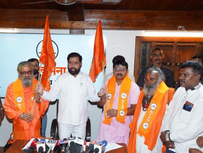 many mahant join shiv sena in presence of deputy cm eknath shinde party will be strengthened in belgaum karnataka | एकनाथ शिंदेंनी केला करेक्ट कार्यक्रम, बेळगावात पक्ष बळकट होणार; अनेक मठाधिपती शिवसेनेत