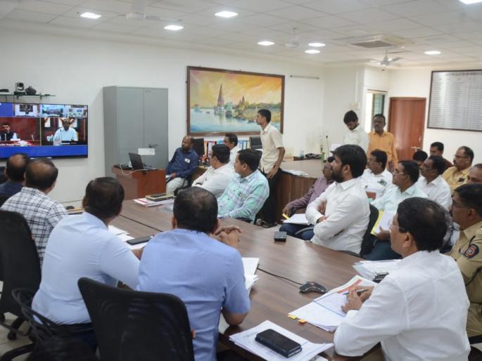 deputy chief minister devendra fadnavis focus on solapur review of the development works was taken on a holiday on sunday | उपमुख्यमंत्री फडणवीसांचे सोलापूरकडे लक्ष; रविवारी सुट्टीच्या दिवशी घेतला विकास कामांचा आढावा deputy chief minister devendra fadnavis focus on solapur review of the development works was taken on a holiday on sunday | उपमुख्यमंत्री फडणवीसांचे सोलापूरकडे लक्ष; रविवारी सुट्टीच्या दिवशी घेतला विकास कामांचा आढावा