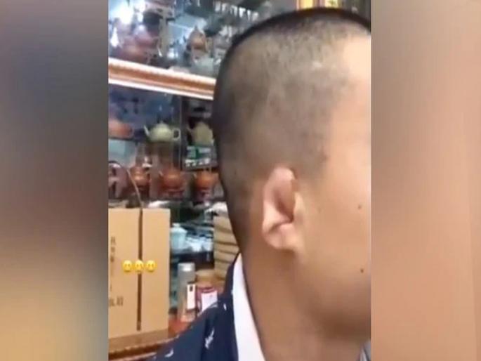 Person closes his ear when his wife shouts harsh goenka said by sharing the video i am practicing see funny video | भारीच! बायको ओरडायला लागताच असे कान बंद करतो पठ्ठ्या; सोशल मीडियावर व्हायरल होतोय व्हिडीओ Person closes his ear when his wife shouts harsh goenka said by sharing the video i am practicing see funny video | भारीच! बायको ओरडायला लागताच असे कान बंद करतो पठ्ठ्या; सोशल मीडियावर व्हायरल होतोय व्हिडीओ