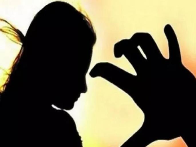 A student going to coaching on Bhar road was molested by a biker | दुचाकीस्वाराकडून भर रस्त्यावर कोचिंगला जाणाऱ्या विद्यार्थिनीचा विनयभंग A student going to coaching on Bhar road was molested by a biker | दुचाकीस्वाराकडून भर रस्त्यावर कोचिंगला जाणाऱ्या विद्यार्थिनीचा विनयभंग