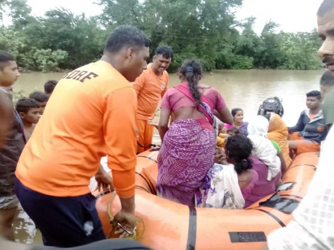 Rescue operation of citizens stuck in Anandnagar flood started; The helicopter couldn't find the right place, eventually the boat did the job | पुरात अडकलेल्या नागरिकांचे बचावकार्य सुरू; हेलिकॉप्टरला योग्य जागा मिळेना, शेवटी बोटीने भागविले काम Rescue operation of citizens stuck in Anandnagar flood started; The helicopter couldn't find the right place, eventually the boat did the job | पुरात अडकलेल्या नागरिकांचे बचावकार्य सुरू; हेलिकॉप्टरला योग्य जागा मिळेना, शेवटी बोटीने भागविले काम