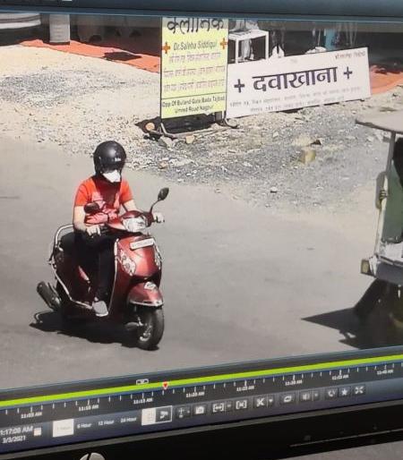 Police cordon off to find the deputy director of health's son | आरोग्य उपसंचालकाच्या मुलाला शोधण्यासाठी पोलिसांची तारांबळ Police cordon off to find the deputy director of health's son | आरोग्य उपसंचालकाच्या मुलाला शोधण्यासाठी पोलिसांची तारांबळ