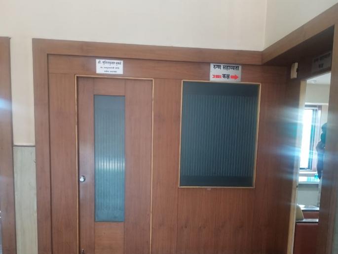 The private secretary of the big ministers has taken over the office | बड्या मंत्र्यांच्या खासगी सचिवाने झेडपीत थाटले कार्यालय The private secretary of the big ministers has taken over the office | बड्या मंत्र्यांच्या खासगी सचिवाने झेडपीत थाटले कार्यालय