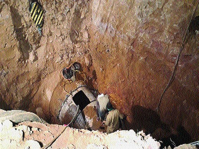 Tanker water supply | जलवाहिनी फुटल्याने उपनगरात टँकरने पाणीपुरवठा Tanker water supply | जलवाहिनी फुटल्याने उपनगरात टँकरने पाणीपुरवठा