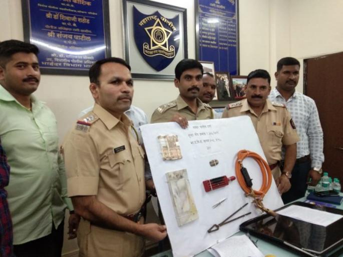 Two accused arrested from Delhi for robbery case | १५ लाखांच्या घरफोडी प्रकरणी दिल्ली वरुन दोघा आरोपींना अटक Two accused arrested from Delhi for robbery case | १५ लाखांच्या घरफोडी प्रकरणी दिल्ली वरुन दोघा आरोपींना अटक