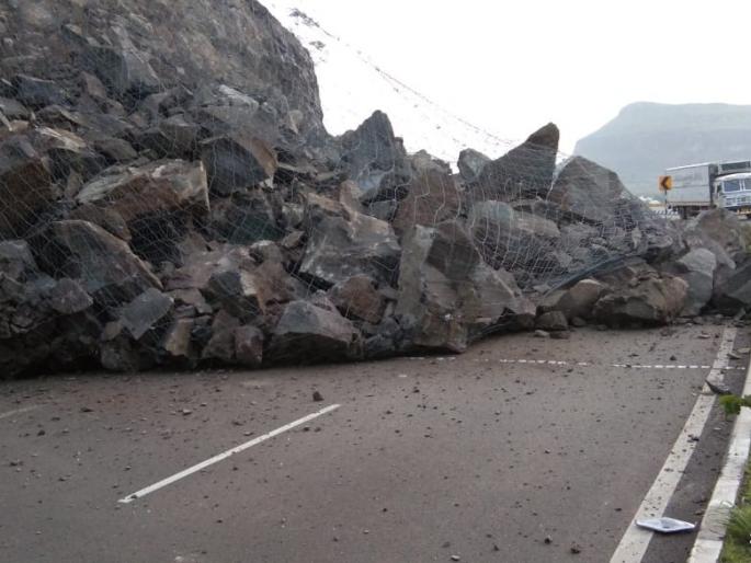 A rift in the Chandanpuri Ghat on the Nashik-Pune highway collapsed | नाशिक-पुणे महामार्गावरील चंदनापुरी घाटात दरड कोसळली A rift in the Chandanpuri Ghat on the Nashik-Pune highway collapsed | नाशिक-पुणे महामार्गावरील चंदनापुरी घाटात दरड कोसळली