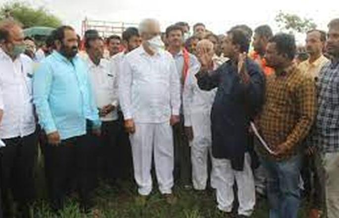 Politics heats up after Agriculture Minister Dada Bhuse's visit! | कृषीमंत्री दादा भूसे यांच्या दौऱ्यावरून राजकारण तापले! Politics heats up after Agriculture Minister Dada Bhuse's visit! | कृषीमंत्री दादा भूसे यांच्या दौऱ्यावरून राजकारण तापले!