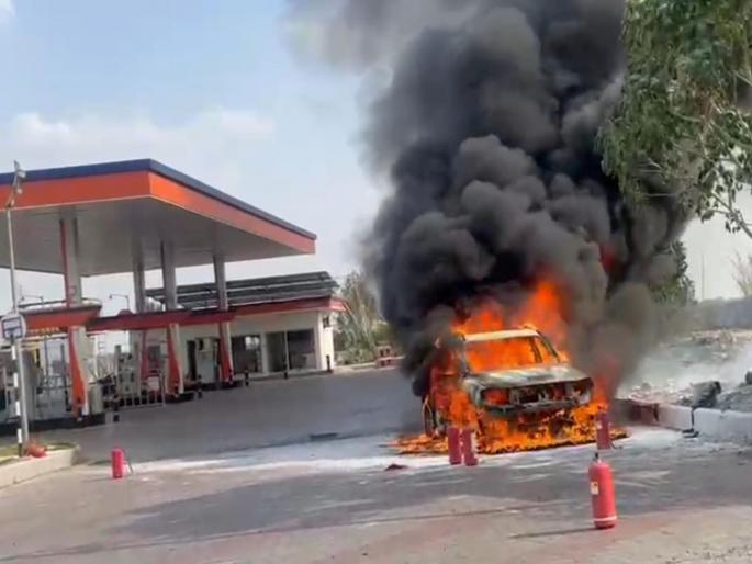 Scorpio suddenly catches fire while leaving petrol pump no casualties | पेट्रोल पंपातून बाहेर पडणाऱ्या स्कॉर्पिओला अचानक आग; कोणतीही जिवितहानी नाही Scorpio suddenly catches fire while leaving petrol pump no casualties | पेट्रोल पंपातून बाहेर पडणाऱ्या स्कॉर्पिओला अचानक आग; कोणतीही जिवितहानी नाही