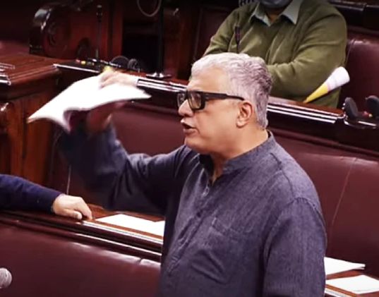 Suspension of trinamool congress MP Derek O'Brien; Threw the rulebook in the Rajya Sabha | Derek O'Brien: तृणमूलचे खासदार डरेक ओब्रायन यांचे निलंबन; राज्यसभेत रूलबुक फेकले
