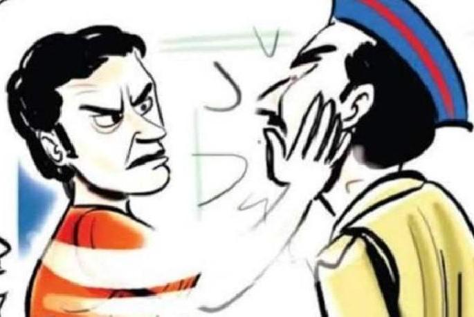 illegal liquor seller beaten up api and 3 other police employee and run away | अन् अवैध दारूविक्रेत्यांनी पोलिसांनाच केली मारहाण, आरोपी पसार illegal liquor seller beaten up api and 3 other police employee and run away | अन् अवैध दारूविक्रेत्यांनी पोलिसांनाच केली मारहाण, आरोपी पसार