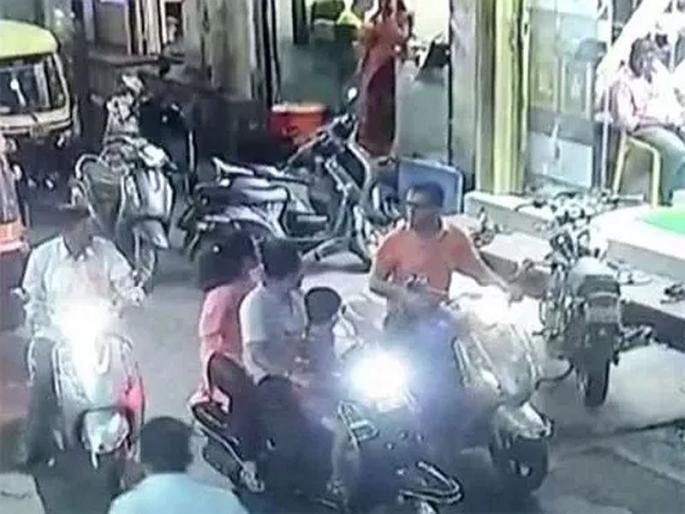 Coronavirus: Kolhapur assault a man allegedly for sneezing and not wearing mask in public area mac | Coronavirus: शिंकलास का?; गाडीवरुन जाणाऱ्या तरुणाला दाम्पत्याने केली मारहाण Coronavirus: Kolhapur assault a man allegedly for sneezing and not wearing mask in public area mac | Coronavirus: शिंकलास का?; गाडीवरुन जाणाऱ्या तरुणाला दाम्पत्याने केली मारहाण