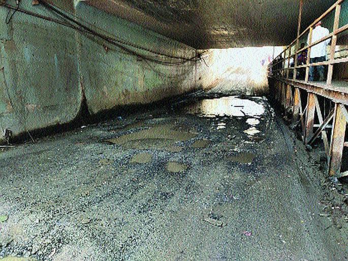 Distance of the subway line of Mankhurd Maharashtra Nagar | मानखुर्द महाराष्ट्रनगरच्या भुयारी मार्गाची दुरवस्था Distance of the subway line of Mankhurd Maharashtra Nagar | मानखुर्द महाराष्ट्रनगरच्या भुयारी मार्गाची दुरवस्था