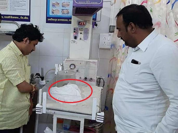 Dhananjay Munde became the guardian of 'Nakoshi' and also named shivkanya | फेकुन दिलेल्या 'नकुशी'चे पालक बनले धनंजय मुंडे, चिमुकलीचं नामकरणही केलं